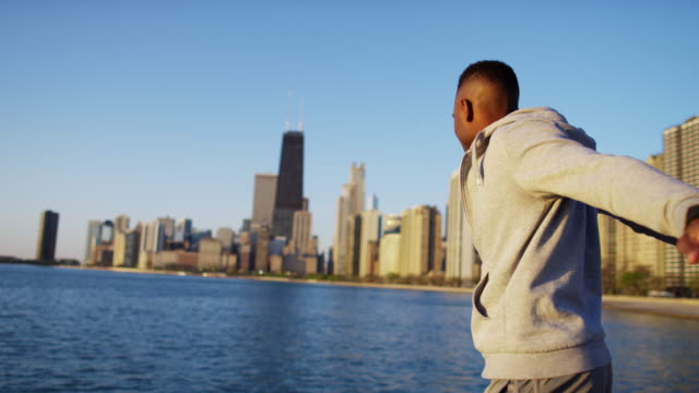 Saludable-hombre-afro-americano-que-se-extiende-en-la-ciudad-de-Chicago