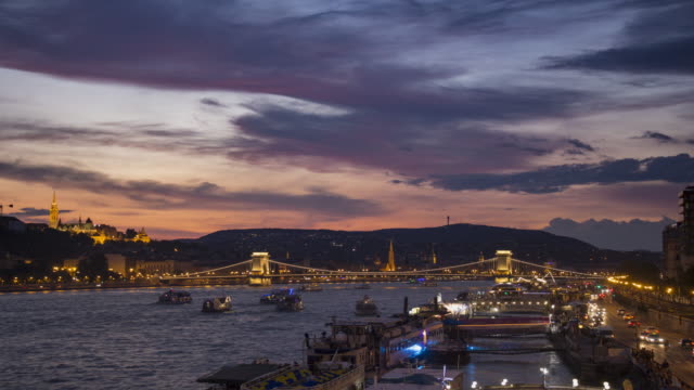 Lapso-de-tiempo-de-la-puesta-de-sol-sobre-el-río-Danubio-en-Budapest