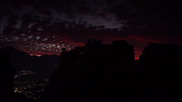 Noche-sobre-Varlaam-monasterio-en-Meteora,-Grecia