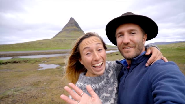 Cámara-lenta-Selfie-retrato-de-pareja-de-turistas-en-Islandia-en-Kirkjufell-montaña