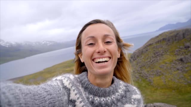 Selfie-retrato-de-mujer-de-turismo-en-Islandia-en-cámara-lenta,-disfrutando-el-frío-y-la-naturaleza-en-la-naturaleza-hermosa