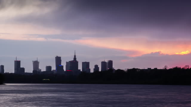 Slider-Zeitraffer-regnerischen-Sonnenuntergang-in-Warschau-mit-schönen-Skyline-über-die-Weichsel