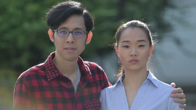 Junge-asiatische-Paar-zusammen-im-freien
