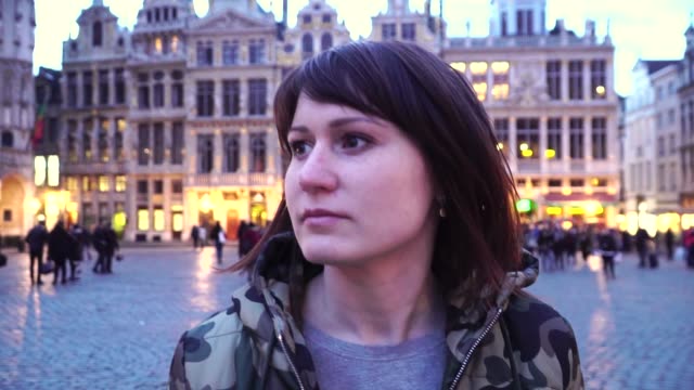 Chica-turista-camina-y-mira-atracciones-en-Grand-Place-en-Bruselas,-Bélgica.-cámara-lenta