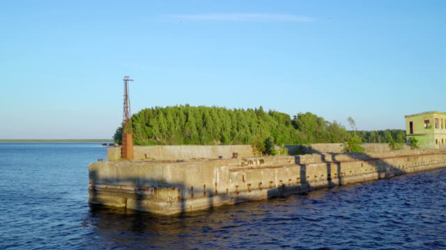 Die-grünen-Pflanzen-auf-die-Betonwände-am-Hafen-in-Hara-Estland