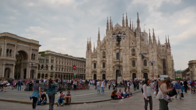 Italia-Milán-ciudad-famosa-catedral-llena-Plaza-panorama-4k-timelapse
