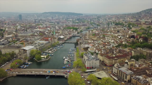 Schweiz-Zürich-Stadtbild-Zentrum-am-Flussufer-aerial-Panorama-4k