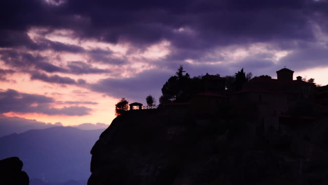 Puesta-de-sol-sobre-Varlaam-monasterio-en-Meteora,-Grecia