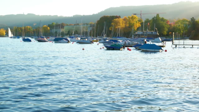 Pleasure-boats-and-yachts-swim-in-the-Zurich-lake,-Switzerland