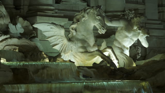 Nacht-Blick-auf-Brunnen-Di-Trevi,-Rom,-Italien.-Details-der-schönen-und-berühmten-Fontana-in-der-Welt