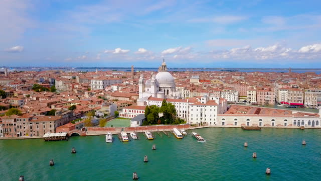 aerial-view-of-Venice-grand-canal-with--boats-and-buildings,-Italy.