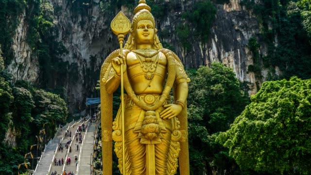 Lord-Murugan-Hindu-Gottheit-Statue-bei-Batu-Caves-und-touristischen-Flow-in-Malaysia-Zeitraffer-4K