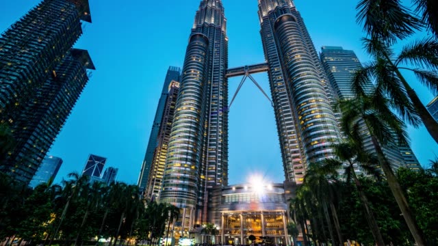 Zeitraffer-von-close-up-erschossen-Kuala-Lumpur-Petronas-Towers-am-Sonnenuntergang-4K.-Kippen-Sie-nach-oben.