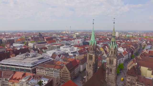 Iglesia-aérea-con-la-ciudad-de-Nuremberg-en-fondo