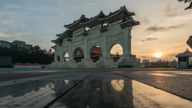 Lapso-de-tiempo-K-4:-pasillo-de-Chiang-Kai-Shek-Memorial-con-sunrise