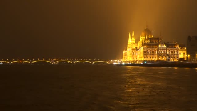 The-embankment-of-Budapest-at-night