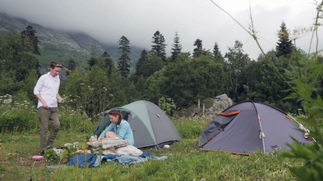 Freunde-im-Sommer-camping-während-der-touristischen-Wanderung-in-den-Bergen