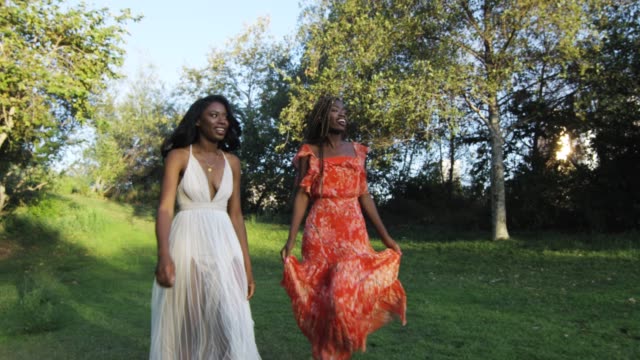 Slow-Motion-von-zwei-schönen-afroamerikanische-Frauen-Wandern-in-einem-park