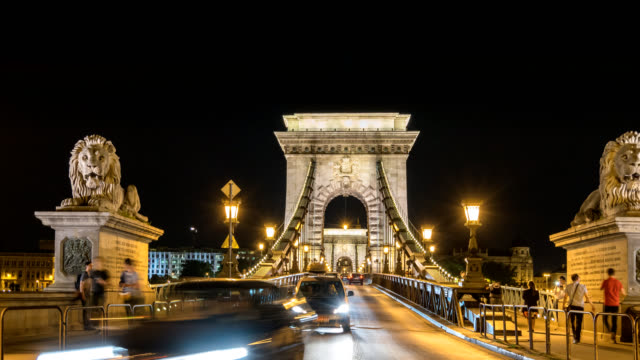 Budapest-Hungary-time-lapse-4K,-city-skyline-night-timelapse-at-Chain-Bridge