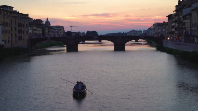 Florenz,-Toskana,-Italien.-Blick-auf-die-St-Trinity-Brücke-bei-Sonnenuntergang