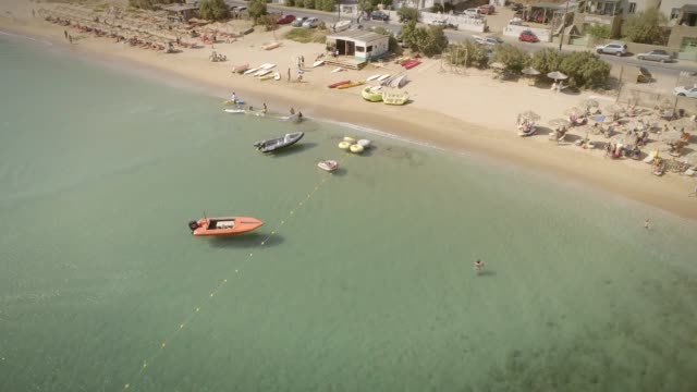 Vista-aérea-de-un-centro-de-deportes-de-agua-en-una-playa-de-Grecia.