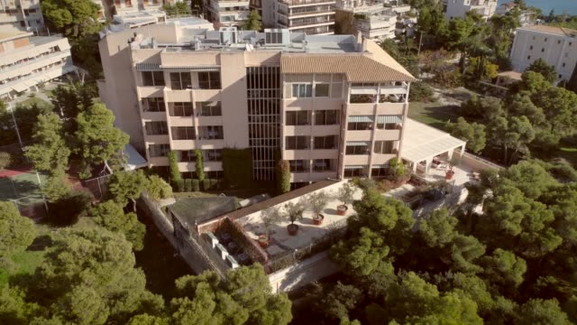 Luftaufnahme-eines-Wohnhauses,-umgeben-von-Bäumen-in-Griechenland.