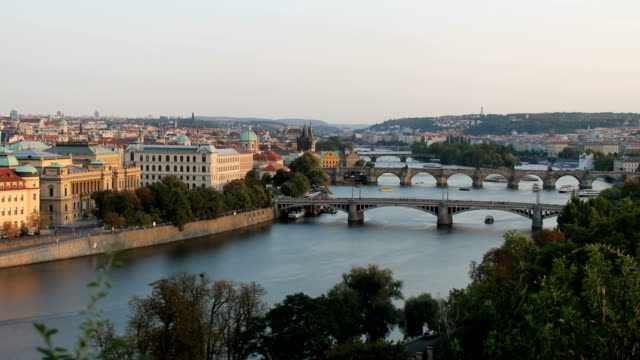Brücken-über-den-Fluss-vor-Sonnenuntergang-im-Zeitraffer-Prag