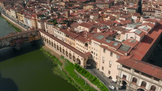 Vista-aérea-del-río-de-Arno-de-Florencia,-el-Ponte-Vecchio-viejo-puente,-4K