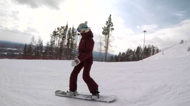 Schuss-von-einem-weiblichen-Snowboarder-zu-folgen