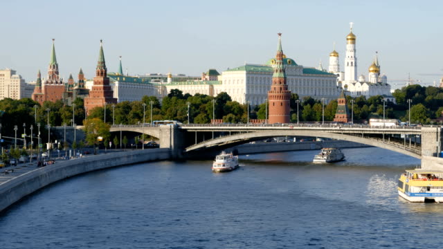 Zeitraffer-der-Moskauer-Kreml-und-Moskwa-Fluss-mit-Kreuzfahrtschiffen,-Russland