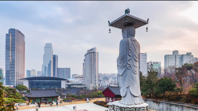 Timelapse-del-templo-Bongeunsa-en-Gangnam-ciudad-de-noche,-Seúl-Corea
