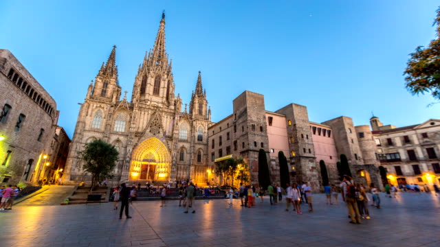 Zeitraffer-der-Kathedrale-von-Barcelona-bei-Dämmerung,-Spanien
