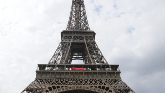 Construcción-de-enrejado-hermoso-de-Eiffel-torre-inclinación-lenta-en-Francia-París-4K