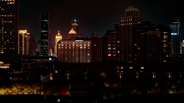 Vista-nocturna-desde-el-Bund-en-Lujiazui-en-Pudong-distric-en-Shanghai,-China.