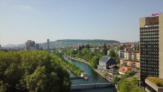 día-soleado-zurich-ciudad-centro-río-aérea-Suiza-panorama-4k