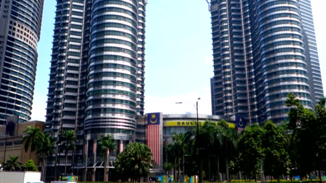 MALAYSIA,-KUALA-LUMPUR---16.-Oktober-2018.-Die-Petronas-Twin-Towers-auf-Himmelshintergrund.-Höchste-Gebäude-der-Welt-bis-2004