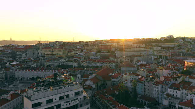 Vista-aérea-del-distrito-de-Baxia-en-Lisboa-durante-la-puesta-de-sol