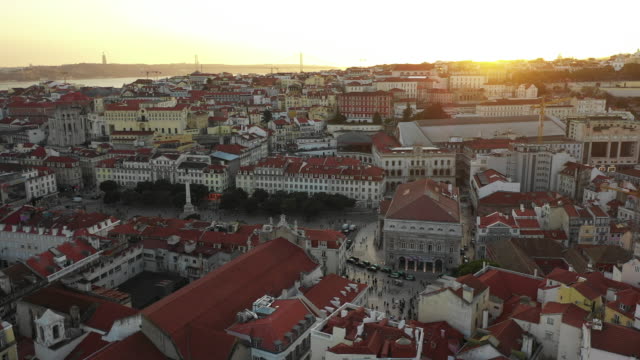 Luftaufnahme-der-Stadtteil-Baixa-in-Lissabon-während-des-Sonnenuntergangs