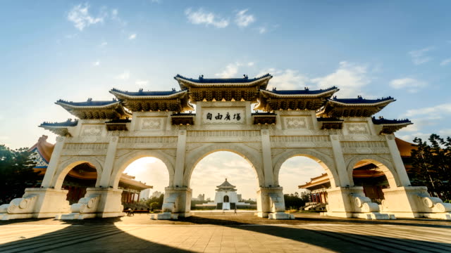 Time-lapse-of-front-gate-of-Chiang-Kai-shek-Memorial-Hall-at-dawn,-Taipei,-Taiwan.-Camera-zoom-in.