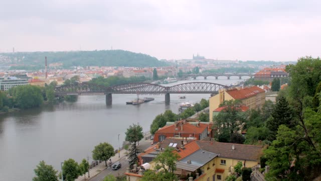 schöne-Aussicht-auf-Prag-bei-bewölktem-Wetter-vom-Berg