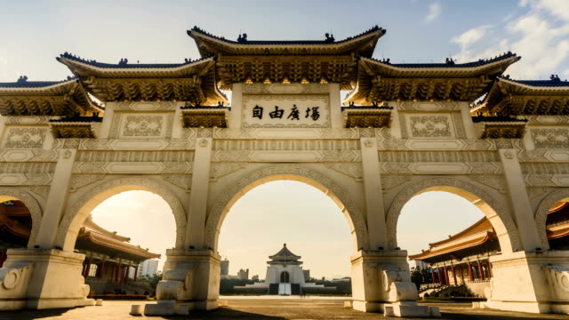 Front-gate-of-Chiang-Kai-shek-Memorial-Hall-at-dawn,-Taipei,-Taiwan