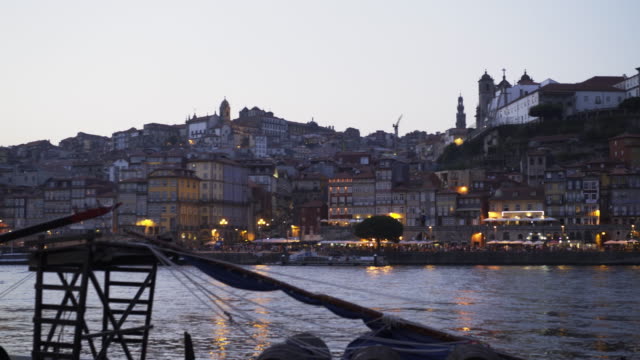 Am-Abend-Stadtbild-von-Porto