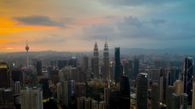 Sonnenuntergang-Beleuchtung-Kuala-Lumpur-Stadtzentrum-Antenne-Panorama-Zeitraffer-4k-Malaysia