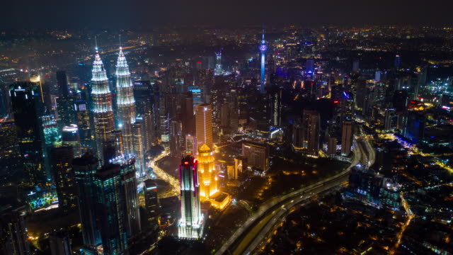 Nacht-Kuala-Lumpur-Stadtzentrum-Antenne-Panorama-Zeitraffer-4k-Malaysia