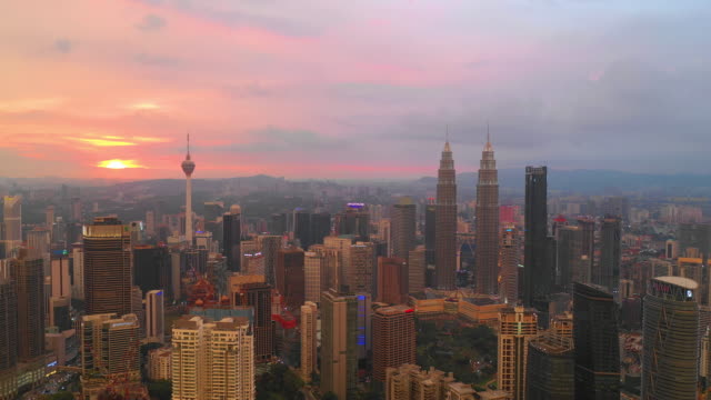 Sonnenuntergang-Himmel-Kuala-lumpur-Innenstadt-Bau-Luftbild-Panorama-Zeitlücke-4k-malaysia