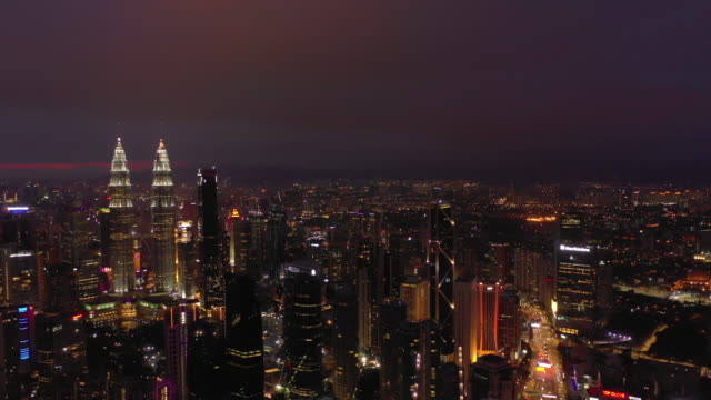 Nachtbeleuchtung-Kuala-lumpur-Innenstadt-berühmten-Türmen-Luft-Panorama-Zeitachse-4k-malaysia