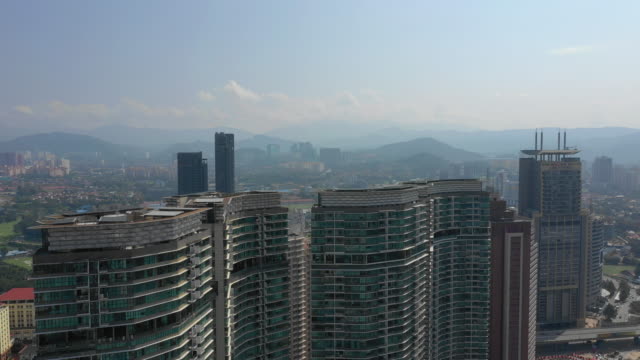 Sonnliche-Tag-Kuala-Lumpur-Innenstadt-berühmten-Wohnkomplex-Luftbild-4k-malaysia