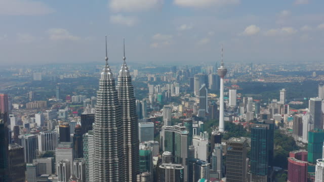 soleado-día-Kuala-Lumpur-ciudad-centro-famosas-Torres-Tops-panorama-aéreo-4k-Malasia