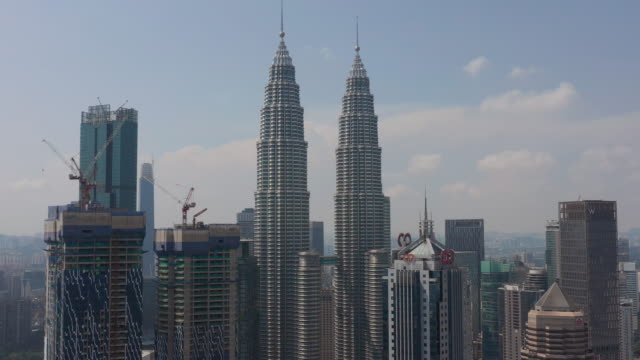 Sonnliche-Tag-Kuala-Lumpur-Stadt-in-der-Innenstadt-berühmten-Türmen-in-der-Luft-Panorama-4k-malaysia