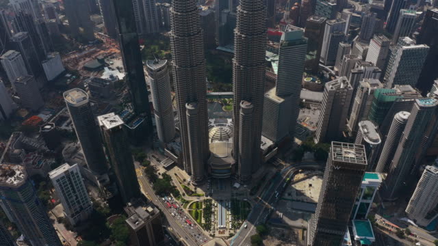 Sonnliche-Tag-Kuala-Lumpur-Stadt-in-der-Nähe-der-berühmten-Türme-Verkehr-Platz-Luft-Panorama-4k-malaysia